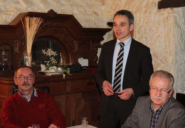 Unser Bundestagskandidat Wilfried Oellers spricht. Hubert Wynands und Günter Weinen(Stadtverbandsvorsitzender rechts) hören interessiert zu - (Foto Josef Thelen)