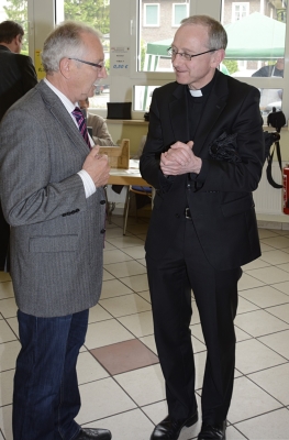 Gedankenaustausch zwischen G. Weinen und Pfarrer Rüssel Foto: Toni Stumpf