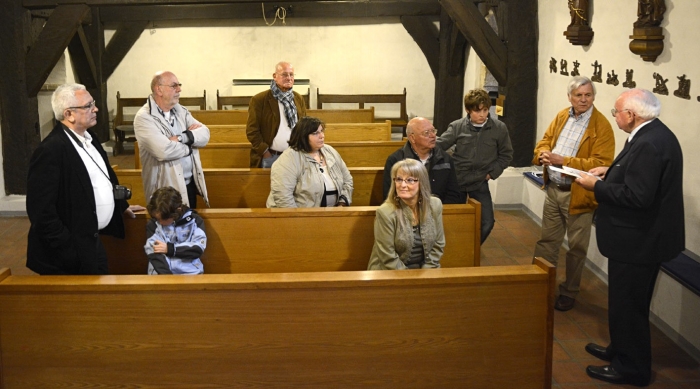 Hubert Rausch und eine der Besuchergruppen im Innern der KapelleFoto: Toni Stumpf