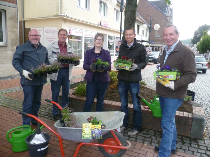 Die Arbeitsgruppe samt Straßenschmuck