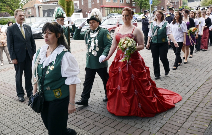 Abnahme der Parade und das Palenberger Schützenkönigpaar Foto: Toni Stumpf