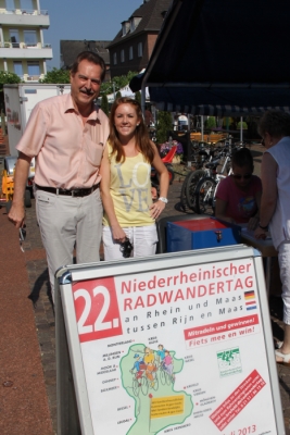 Bürgermeister und Jutta Gündling am Registrierpunkt Foto: Walter Junker