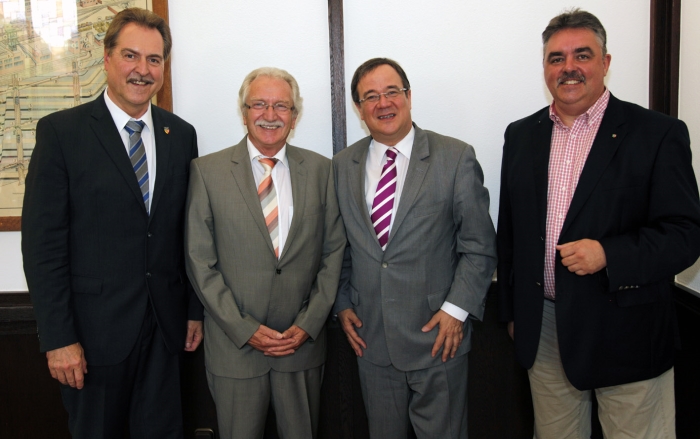 CDU-Kreisvorsitzender Bernd Krückel, CDU-Landesvorsitzender Armin Laschet, CDU-Stadtverbandsvorsitzender Günter Weinen, Bürgermeister Wolfgang Jungnitsch Foto: Toni Stumpf