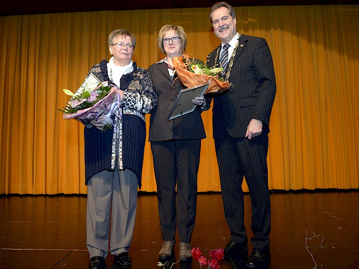 Die geehrten Anneliese Vogt und Martina Stumpf mit Bürgermeister Foto: Toni Stumpf