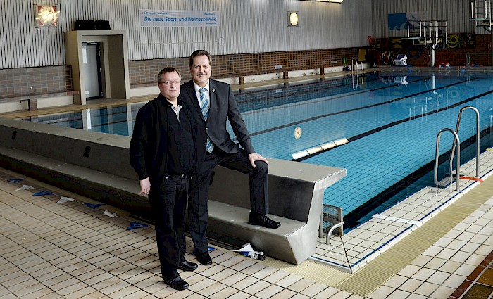 Ingo Braun und Bürgermeister in der Schwimmhalle  Foto: Toni Stumpf