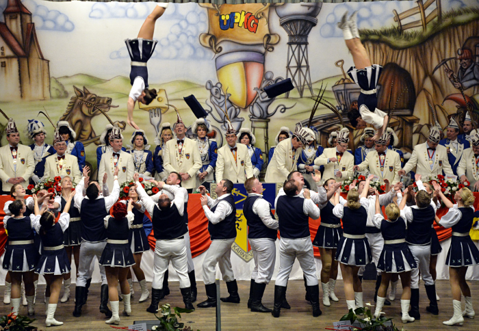 akrobatischen Tanzeinlagen  Foto: Toni Stumpf