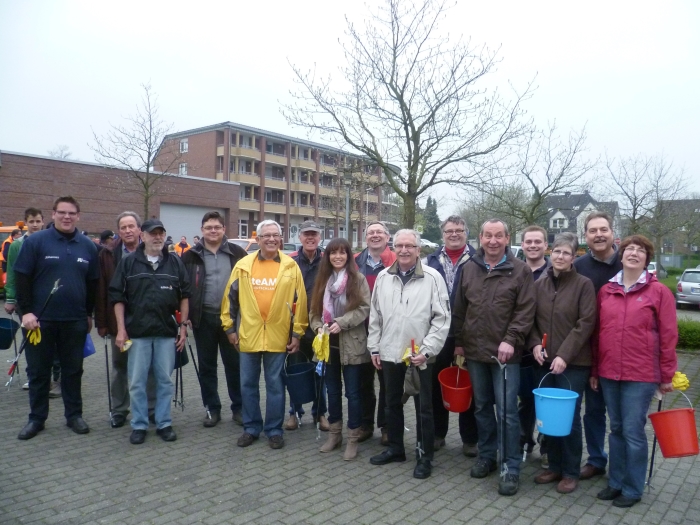 CDU-Teilgruppe bei Beginn der Müllsammelaktion  Foto: Walter Junker