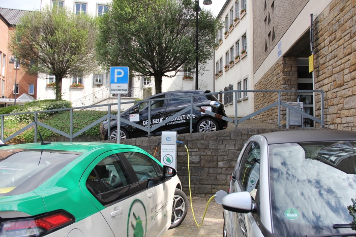 Die neue E-Tankstelle wird schon genutzt  Foto: Walter Junker