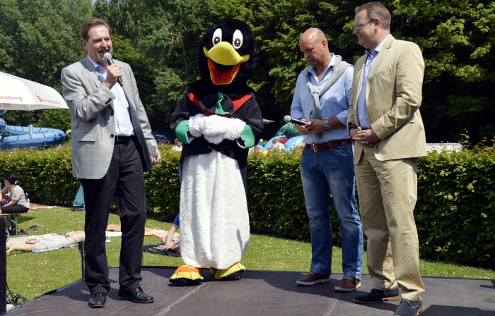 Bürgermeister, ÜPF-Maskottchen und Sponsoren-Vertreter  Foto: Toni Stumpf