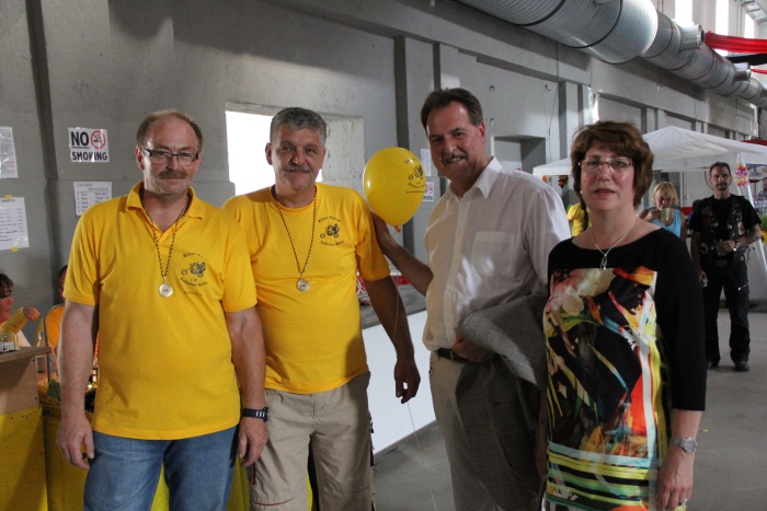 Hermann Pollmann und Michael Höll, Vorstand „Initiative Kelly e.V.“, mit Bürgermeister Wolfgang Jungnitsch und Gattin Gabi.  Foto: Walter Junker