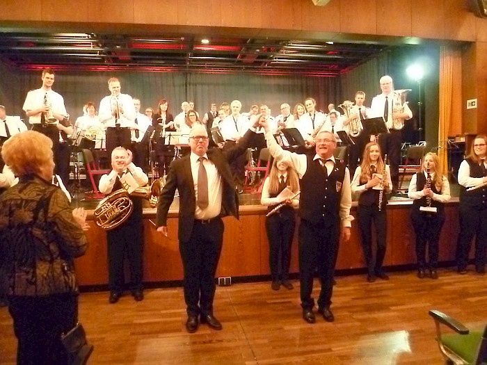 zwei glückliche Dirigenten freuen sich über erfolgreiches Konzert Foto: Walter Junker