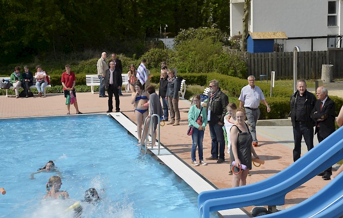 Mehr Zuschauer als Schwimmer